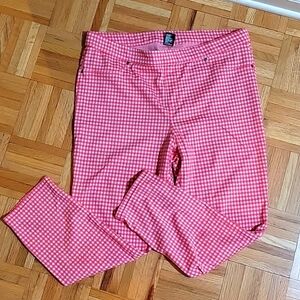 HUE coral and white check ankle length leggings.